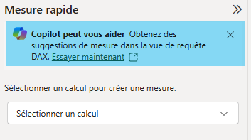 Exemple de lien de suggestion Copilot dans Power BI qui oriente l’utilisateur vers la vue DAX pour affiner ou générer une mesure personnalisée.